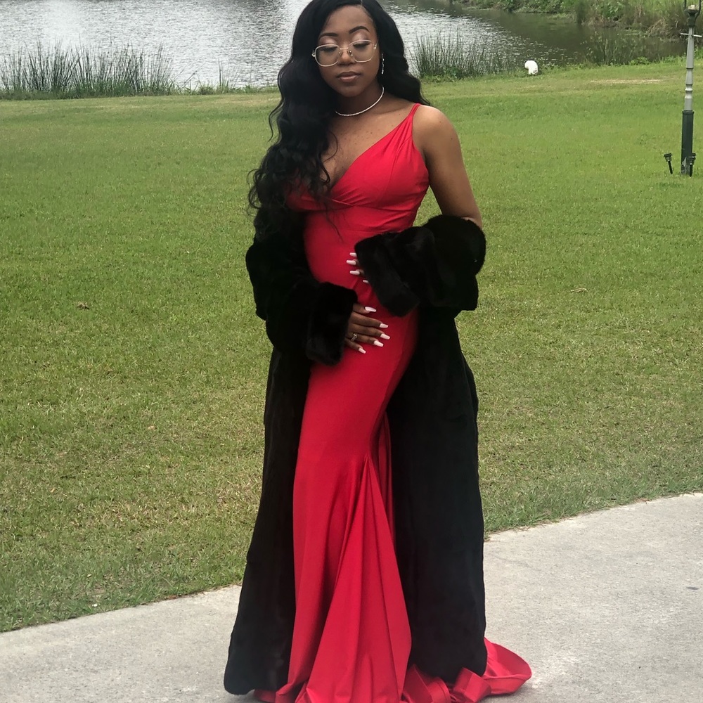 RED PROM DRESS - Picture 2 of 5